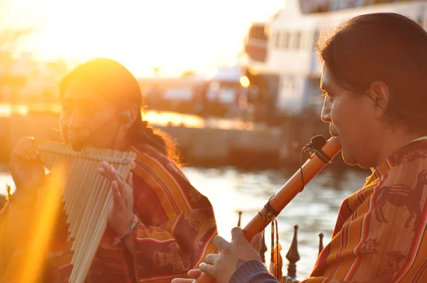 Musiciens de rue américano-indiens faisant de la musique locale à Kadikoy, Istanbul dans la soirée — Photo