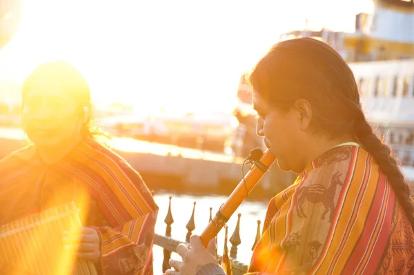 American-Indian street musicians making local music in Kadikoy, Istanbul in the evening — Stock Photo, Image