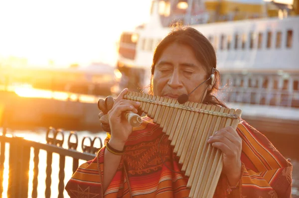 American-Indian street musicians making local music in Kadikoy, Istanbul in the evening — Stock Photo, Image