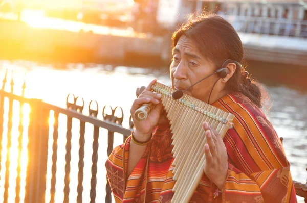 American-Indian street musicians making local music in Kadikoy, Istanbul in the evening — Stock Photo, Image