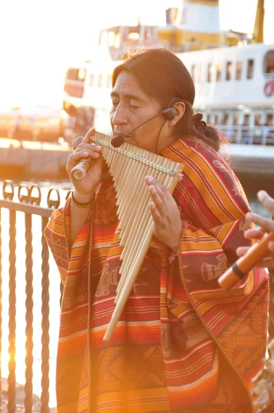 American-Indian street musicians making local music in Kadikoy, Istanbul in the evening — Stock Photo, Image