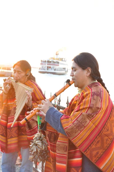 American-Indian street musicians making local music in Kadikoy, Istanbul in the evening — Stock Photo, Image