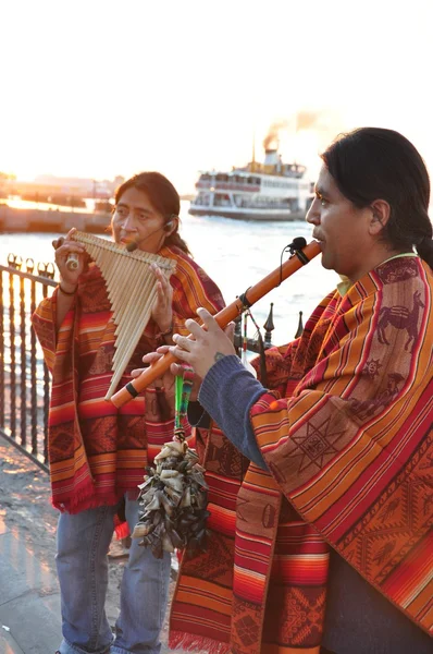 American-Indian street musicians making local music in Kadikoy, Istanbul in the evening — Stock Photo, Image