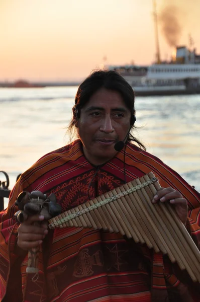 American-Indian street musicians making local music in Kadikoy, Istanbul in the evening — Stock Photo, Image