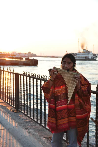 American-Indian street musicians making local music in Kadikoy, Istanbul in the evening — Stock Photo, Image