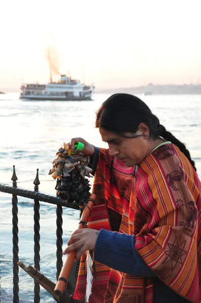 美洲印第安人街头音乐家在卡第魁，伊斯坦布尔在晚上做本地音乐 — 图库照片