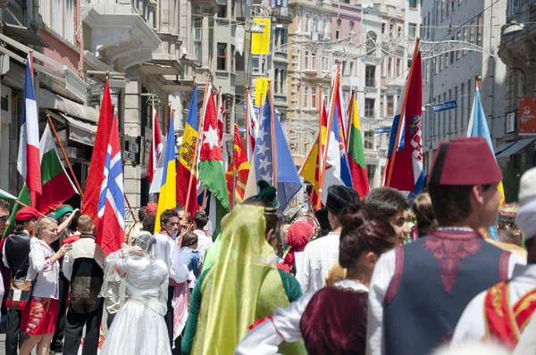 イスタンブールで行進している国際的なグループ — ストック写真