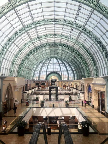 Το εμπορικό κέντρο των Εμιράτων, κόσμους δεύτερο μεγαλύτερο εμπορικό κέντρο στο Ντουμπάι, Ηνωμένα Αραβικά Εμιράτα — Φωτογραφία Αρχείου