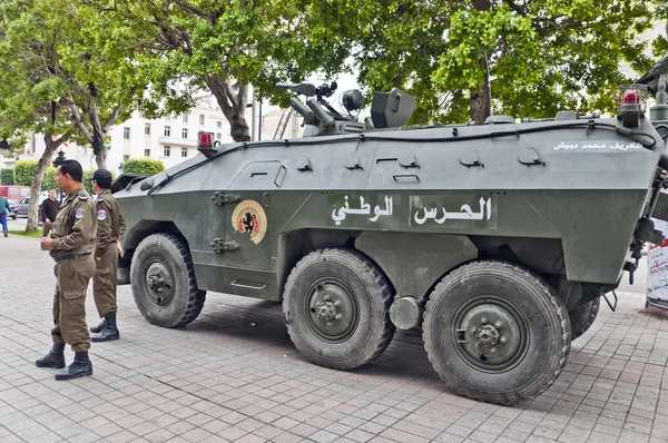 Helyi erők Tunézia utcáin a jasmin forradalom idején, arab tavasz tiltakozik — Stock Fotó