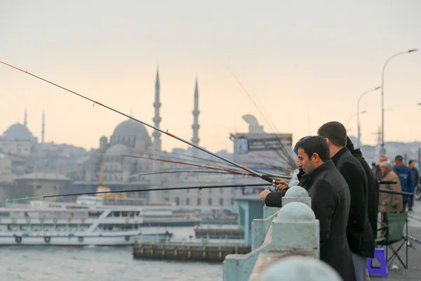 Hombre pescando en Estambul — Foto de Stock