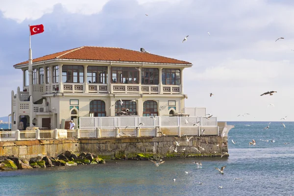 Moda docka i kadikoy, istanbul. den historiska trä strukturen är både en innerline quay och ett populärt café-restaurang för invånarna i istanbul — Stockfoto