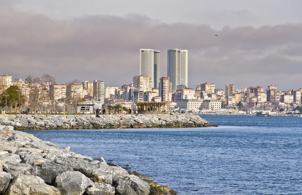 İstanbul, Türkiye - ö. 20 Mart 2014: Kadıköy, 20 Mart tarihinde istanbul 'un en büyük ve en yoğun bölgelerinden biri kıyıya görünümü — Stok fotoğraf