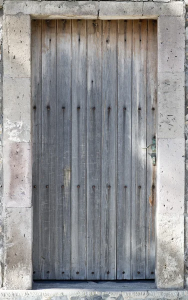 Alte Holztür innerhalb einer Steinmauer — Stockfoto
