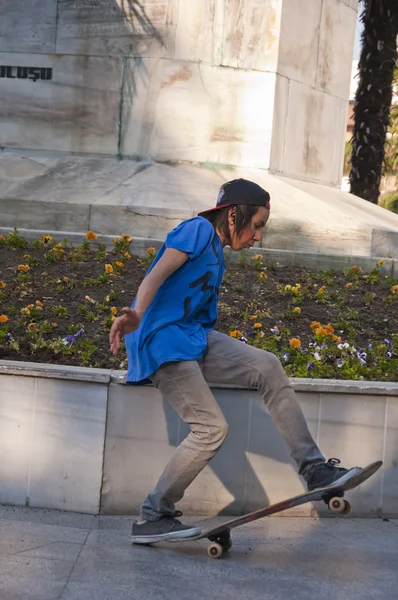 Junge Skater üben auf dem Heykel-Platz in Bursa, der viertgrößten Stadt der Türkei — Stockfoto