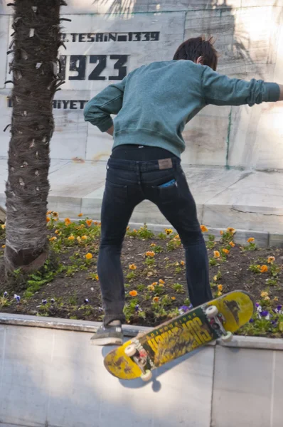 Junge Skater üben auf dem Heykel-Platz in Bursa, der viertgrößten Stadt der Türkei — Stockfoto