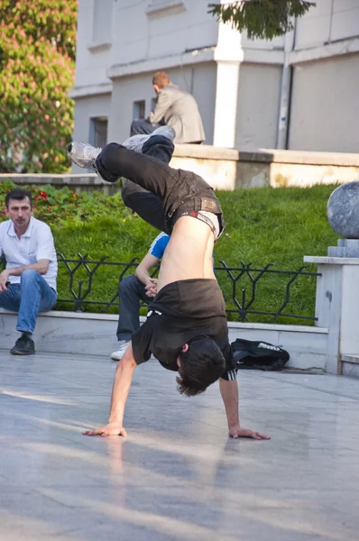 Jonge mensen dansen buitenshuis op heykel square, bursa, Turkije — Stockfoto