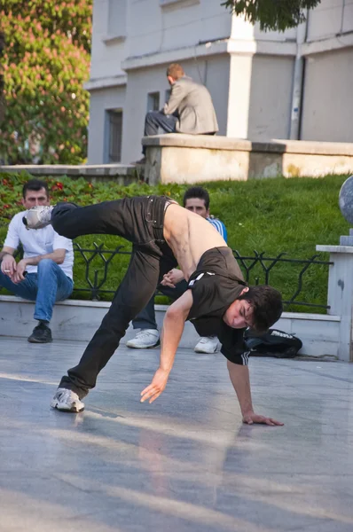 Young people dancing outdoors at Heykel Square, Bursa, Turkey — Stock Photo, Image