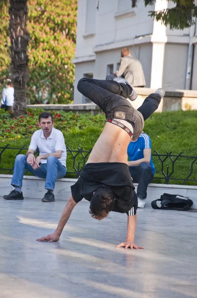 Молодежь танцует под открытым небом на площади Гейкель, Бурса, Турция — стоковое фото