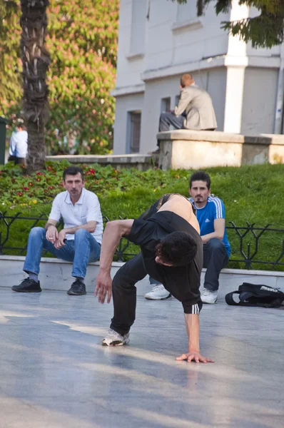 Молодежь танцует под открытым небом на площади Гейкель, Бурса, Турция — стоковое фото