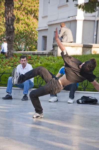 Young people dancing outdoors at Heykel Square, Bursa, Turkey — Stock Photo, Image