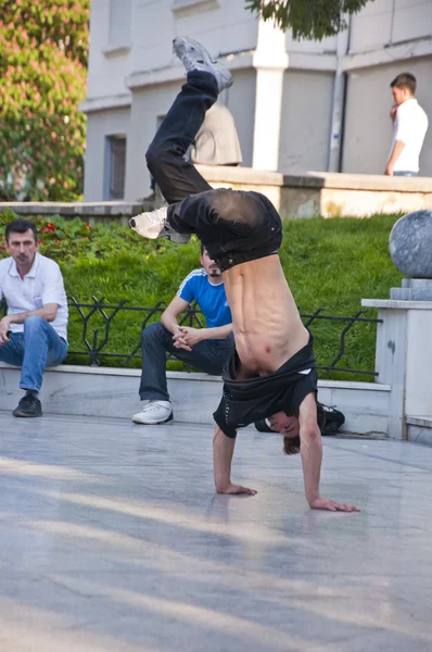 Gençler açık havada dans heykel Meydanı, bursa, Türkiye — Stok fotoğraf