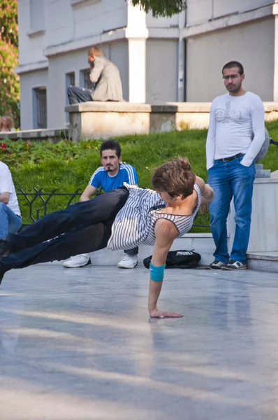 Junge Leute tanzen draußen auf dem Heykelplatz, Schleimbeutel, Truthahn — Stockfoto