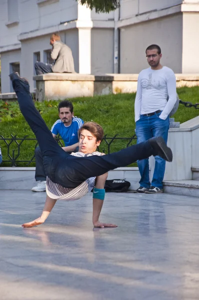 Młodzież tańczy na zewnątrz, na placu heykel, bursa, Turcja — Zdjęcie stockowe