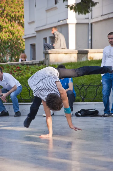 Young people dancing outdoors at Heykel Square, Bursa, Turkey — Stock Photo, Image