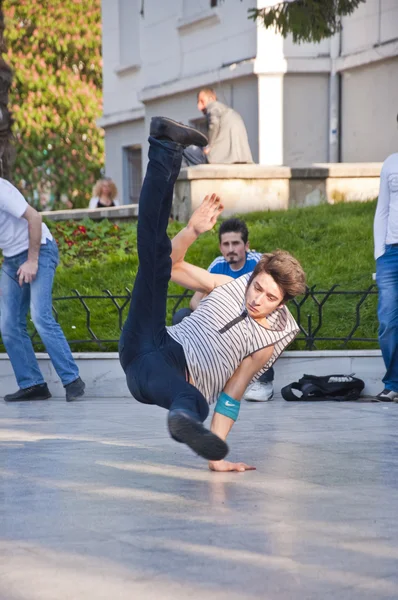 年轻人在户外跳舞可以看到广场、 法氏囊、 土耳其 — 图库照片