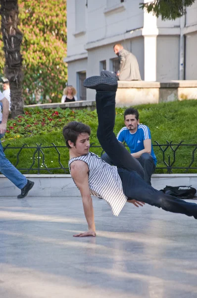 Jovens dançando ao ar livre na Heykel Square, Bursa, Turquia — Fotografia de Stock