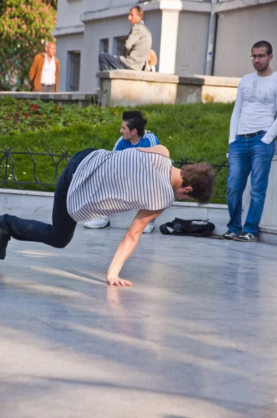 Jovens dançando ao ar livre na Heykel Square, Bursa, Turquia — Fotografia de Stock