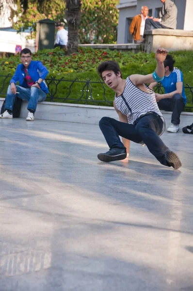 Young people dancing outdoors at Heykel Square, Bursa, Turkey — Stock Photo, Image