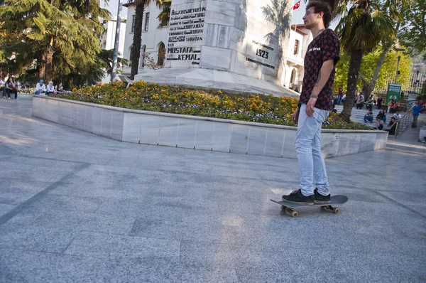 Junge Skater üben auf dem Heykel-Platz in Bursa, der viertgrößten Stadt der Türkei — Stockfoto