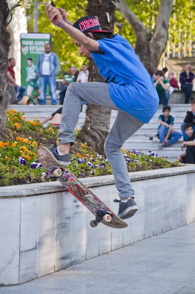 बुर्सा, तुर्कीमधील सर्वात मोठे शहर हेकेल स्क्वेअरमध्ये सराव करणारे तरुण स्केटर्स — स्टॉक फोटो, इमेज
