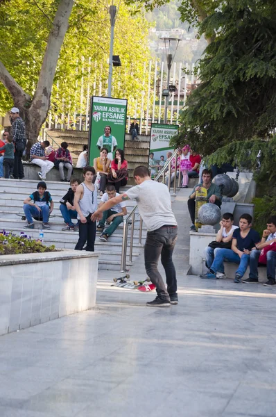 Heykel Meydanı Bursa, Türkiye'nin en ileri büyük şehri pratik genç patenciler — Stok fotoğraf