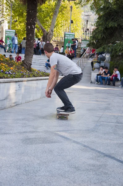 Junge Skater üben auf dem Heykel-Platz in Bursa, der viertgrößten Stadt der Türkei — Stockfoto