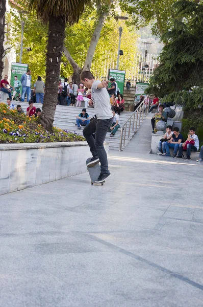 Jovens patinadores praticando na Praça Heykel em Bursa, a quarta maior cidade da Turquia — Fotografia de Stock