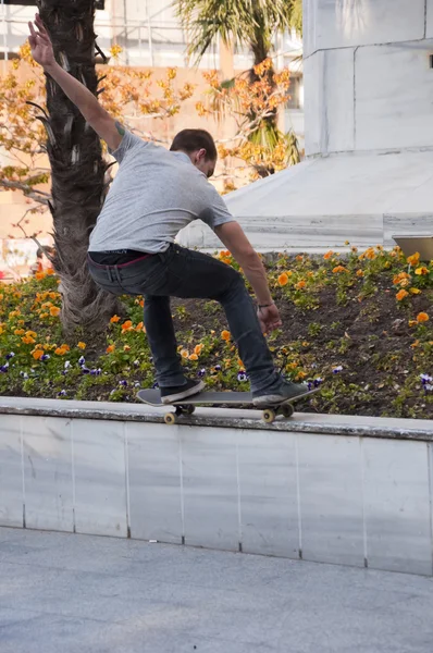 Jovens patinadores praticando na Praça Heykel em Bursa, a quarta maior cidade da Turquia — Fotografia de Stock