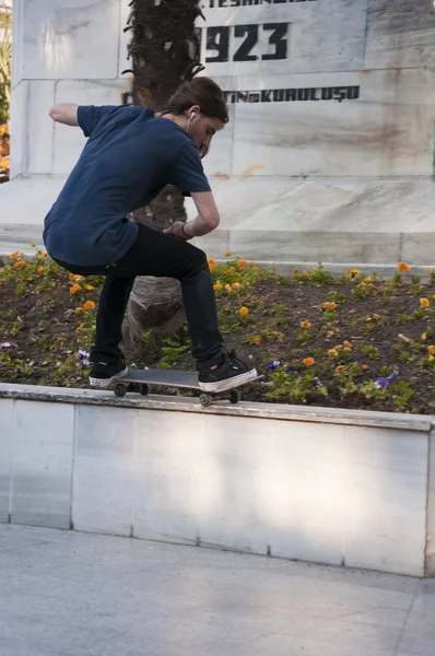 Jóvenes patinadores practican en la Plaza Heykel de Bursa, la cuarta ciudad más grande de Turquía — Foto de Stock