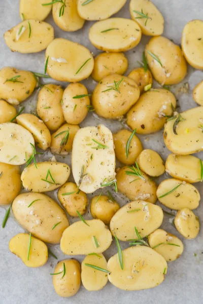 Çiğ patates pişmiş için hazır — Stok fotoğraf