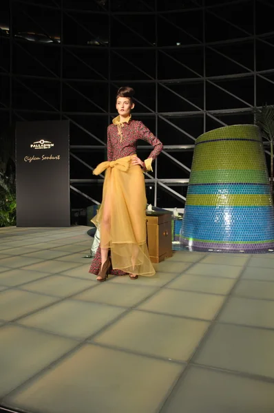 Cigdem Sonkurt Fashion Show — Stock Photo, Image