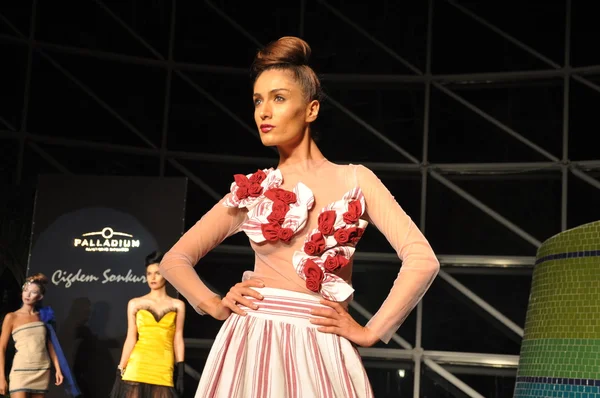 CIGDEM sonkurt modeshow — Stockfoto