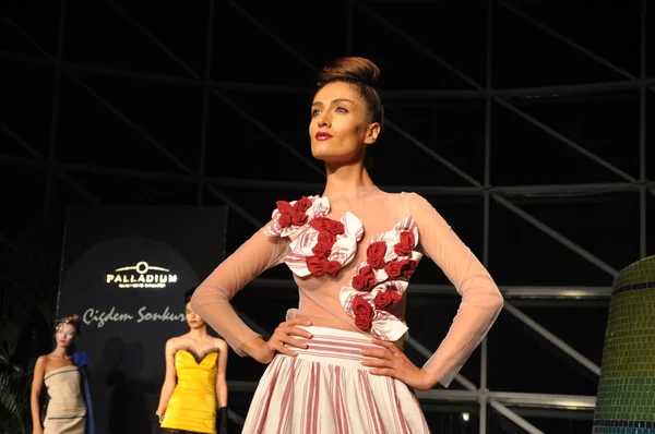 CIGDEM sonkurt modeshow — Stockfoto