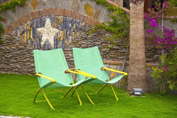 Duas cadeiras verdes coloridas no jardim — Fotografia de Stock