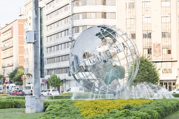 Monumento alla pace nel mondo in piazza Alsancak a Smirne, Turchia — Foto Stock