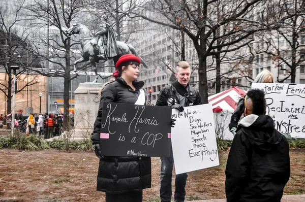 ワシントンDc 1月20 2019 コロンビア地区の衣装やバナーでドナルド トランプ政権に抗議する人々のグループ — ストック写真