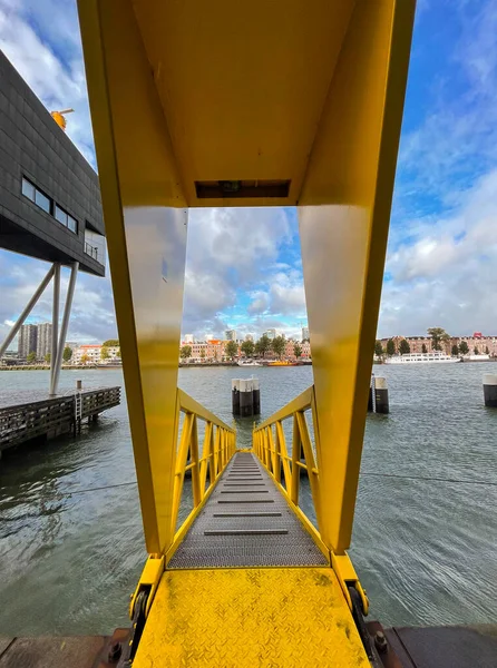 Rotterdam Kıyısındaki Denize Giden Metal Patika Rotterdam Hollanda Nın Ikinci — Stok fotoğraf