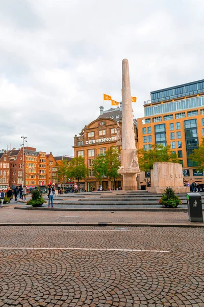 アムステルダム オランダ 2021年10月14日 オランダの首都 アムステルダムの有名なダム広場の周りの建物や人々 中央駅から750メートル南に位置 — ストック写真