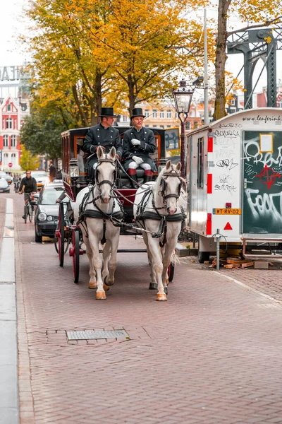 オランダ アムステルダム 2021年10月14日 オランダ アムステルダムの通りで歴史的なタキシードの衣装を着た2人の男性 — ストック写真