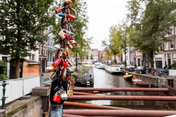 Amsterdã Holanda Outubro 2021 Bando Cadeados Simbolizando Dedicação Amigos Casais — Fotografia de Stock